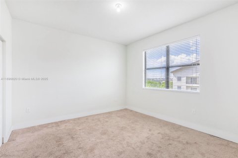 Condo in Doral, Florida, 2 bedrooms  № 1947827 - photo 13