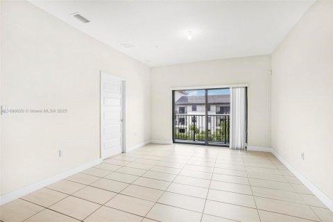 Condo in Doral, Florida, 2 bedrooms  № 1947827 - photo 8