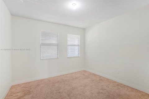 Condo in Doral, Florida, 2 bedrooms  № 1947827 - photo 17
