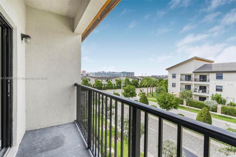Condo in Doral, Florida, 2 bedrooms  № 1947827 - photo 20