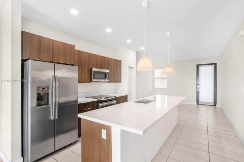 Condo in Doral, Florida, 2 bedrooms  № 1947827 - photo 10