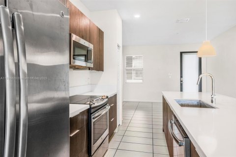 Condo in Doral, Florida, 2 bedrooms  № 1947827 - photo 12
