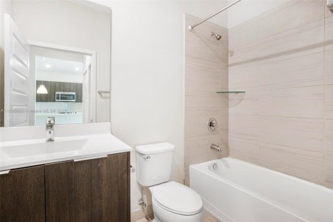 Condo in Doral, Florida, 2 bedrooms  № 1947827 - photo 18