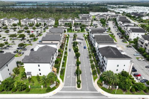 Condo in Doral, Florida, 2 bedrooms  № 1947827 - photo 22