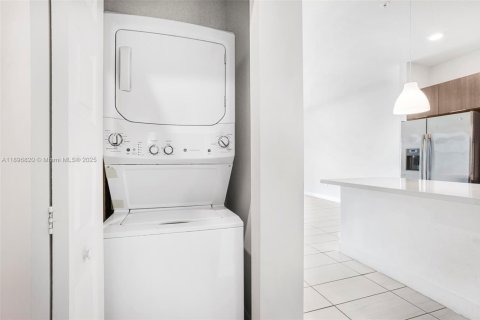 Condo in Doral, Florida, 2 bedrooms  № 1947827 - photo 19