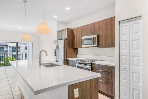 Condo in Doral, Florida, 2 bedrooms  № 1947827 - photo 11