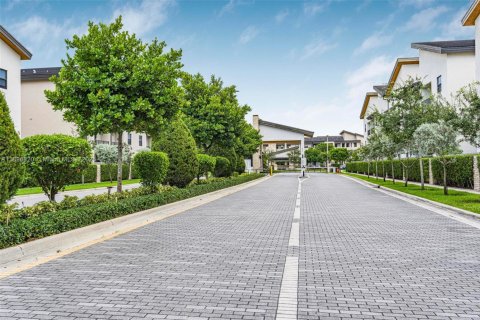 Condo in Doral, Florida, 2 bedrooms  № 1947827 - photo 3