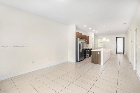 Condo in Doral, Florida, 2 bedrooms  № 1947827 - photo 9