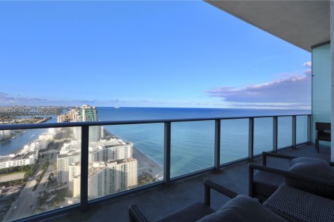 Copropriété à vendre à Hollywood, Floride: 2 chambres, 109.53 m2 № 2050980 - photo 1