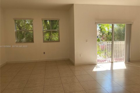 Снять в аренду таунхаус в Майами, Флорида 3 спальни, 124.3м2, № 1984435 - фото 3