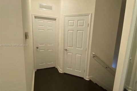 Снять в аренду таунхаус в Майами, Флорида 3 спальни, 124.3м2, № 1984435 - фото 12