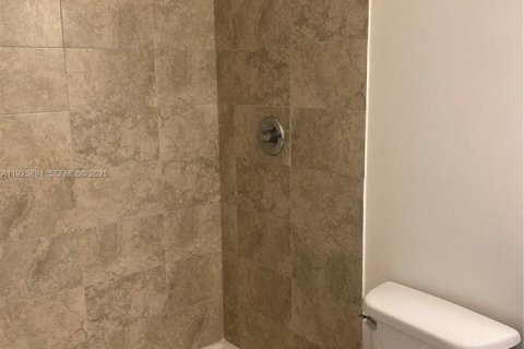 Снять в аренду таунхаус в Майами, Флорида 3 спальни, 124.3м2, № 1984435 - фото 20