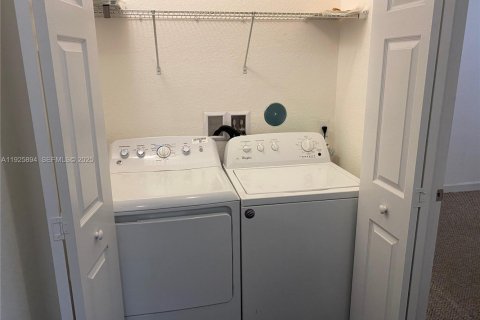 Снять в аренду таунхаус в Майами, Флорида 3 спальни, 124.3м2, № 1984435 - фото 25