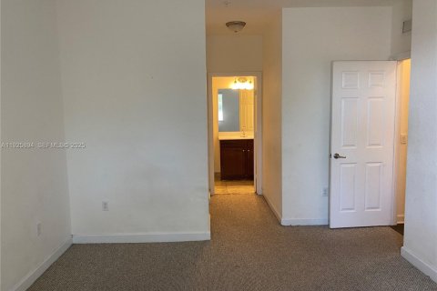 Снять в аренду таунхаус в Майами, Флорида 3 спальни, 124.3м2, № 1984435 - фото 18