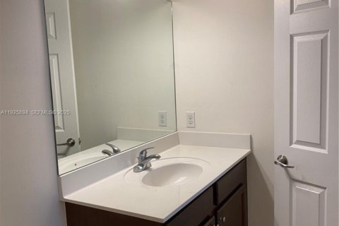 Снять в аренду таунхаус в Майами, Флорида 3 спальни, 124.3м2, № 1984435 - фото 21