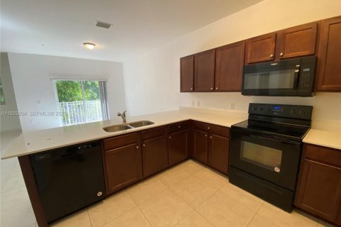 Снять в аренду таунхаус в Майами, Флорида 3 спальни, 124.3м2, № 1984435 - фото 6