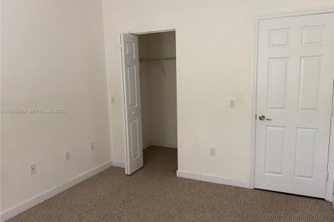 Снять в аренду таунхаус в Майами, Флорида 3 спальни, 124.3м2, № 1984435 - фото 14