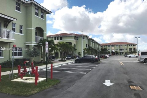 Снять в аренду таунхаус в Майами, Флорида 3 спальни, 124.3м2, № 1984435 - фото 30