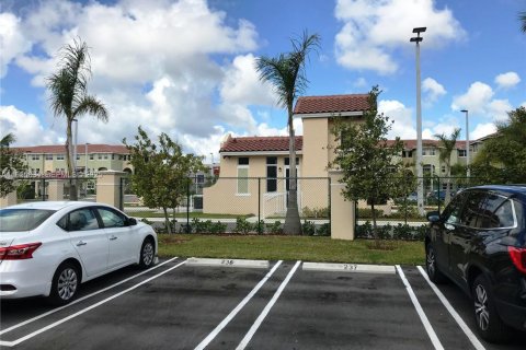 Снять в аренду таунхаус в Майами, Флорида 3 спальни, 124.3м2, № 1984435 - фото 29