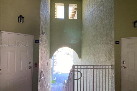 Снять в аренду таунхаус в Майами, Флорида 3 спальни, 124.3м2, № 1984435 - фото 28