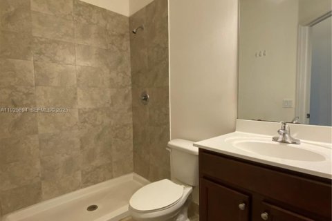 Снять в аренду таунхаус в Майами, Флорида 3 спальни, 124.3м2, № 1984435 - фото 15