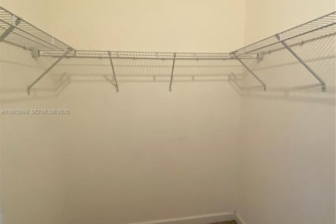 Снять в аренду таунхаус в Майами, Флорида 3 спальни, 124.3м2, № 1984435 - фото 19