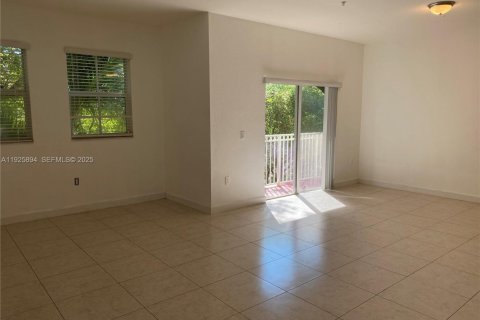 Снять в аренду таунхаус в Майами, Флорида 3 спальни, 124.3м2, № 1984435 - фото 7