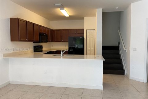 Снять в аренду таунхаус в Майами, Флорида 3 спальни, 124.3м2, № 1984435 - фото 4