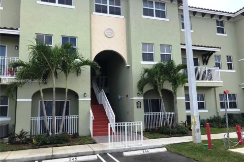 Снять в аренду таунхаус в Майами, Флорида 3 спальни, 124.3м2, № 1984435 - фото 1