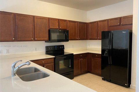 Снять в аренду таунхаус в Майами, Флорида 3 спальни, 124.3м2, № 1984435 - фото 2