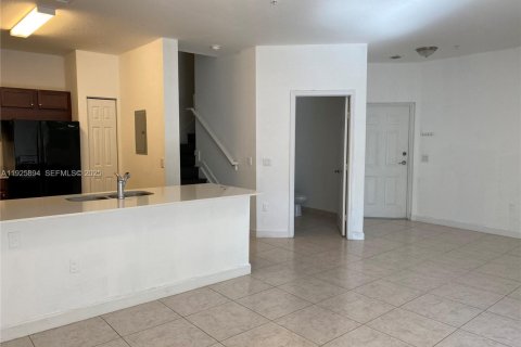 Снять в аренду таунхаус в Майами, Флорида 3 спальни, 124.3м2, № 1984435 - фото 9