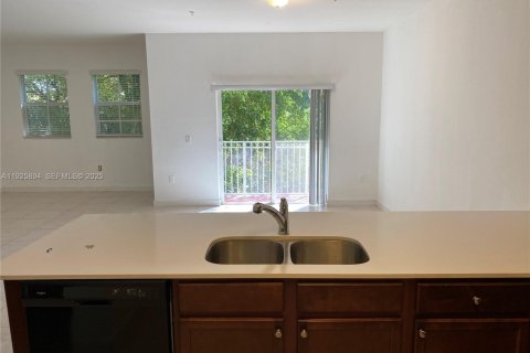 Снять в аренду таунхаус в Майами, Флорида 3 спальни, 124.3м2, № 1984435 - фото 8