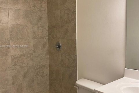 Снять в аренду таунхаус в Майами, Флорида 3 спальни, 124.3м2, № 1984435 - фото 17