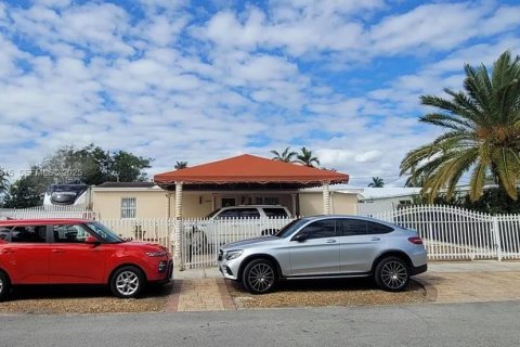 Снять в аренду виллу или дом в Хомстед, Флорида 2 спальни, 229.47м2, № 1989514 - фото 1