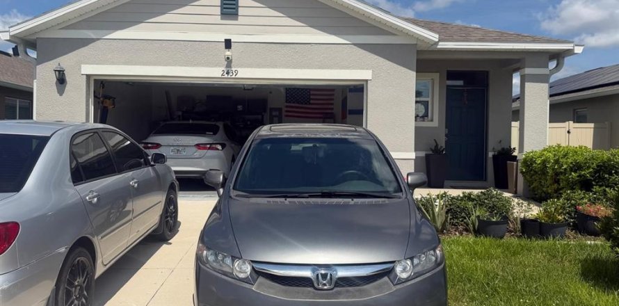 House in Sanford, Florida 4 bedrooms, 155.89 sq.m. № 2201063