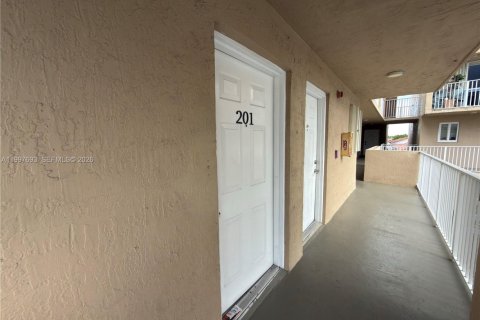 Снять в аренду квартиру в Хайалиа, Флорида 2 спальни, 89.19м2, № 2060373 - фото 5