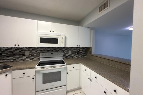 Снять в аренду квартиру в Хайалиа, Флорида 2 спальни, 89.19м2, № 2060373 - фото 11