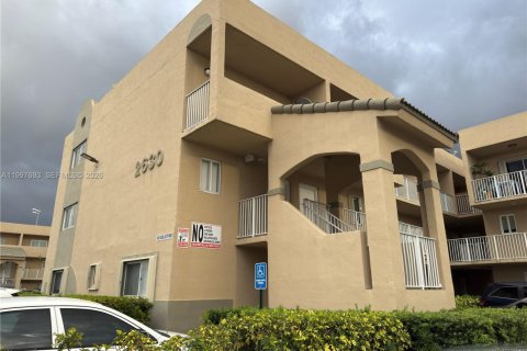 Снять в аренду квартиру в Хайалиа, Флорида 2 спальни, 89.19м2, № 2060373 - фото 2