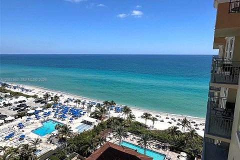 Copropriété à louer à Hallandale Beach, Floride: 2 chambres, 108.05 m2 № 2191330 - photo 2