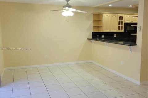 Touwnhouse à louer à Hollywood, Floride: 4 chambres, 175.49 m2 № 1966857 - photo 17