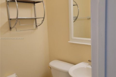 Touwnhouse à louer à Hollywood, Floride: 4 chambres, 175.49 m2 № 1966857 - photo 9