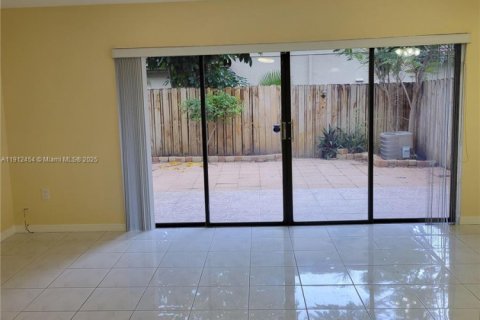 Touwnhouse à louer à Hollywood, Floride: 4 chambres, 175.49 m2 № 1966857 - photo 2