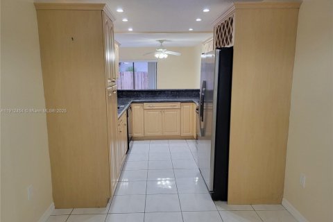 Touwnhouse à louer à Hollywood, Floride: 4 chambres, 175.49 m2 № 1966857 - photo 8