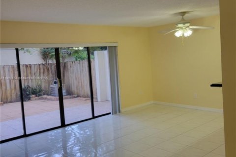 Touwnhouse à louer à Hollywood, Floride: 4 chambres, 175.49 m2 № 1966857 - photo 3