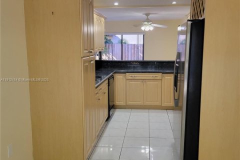 Touwnhouse à louer à Hollywood, Floride: 4 chambres, 175.49 m2 № 1966857 - photo 16