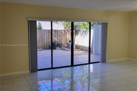 Touwnhouse à louer à Hollywood, Floride: 4 chambres, 175.49 m2 № 1966857 - photo 14