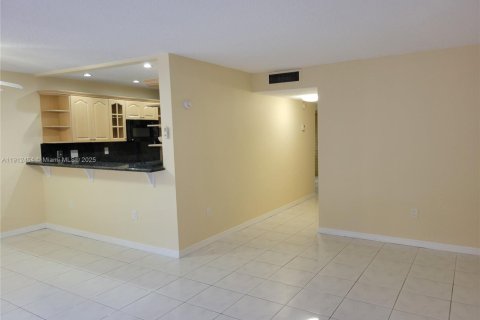 Touwnhouse à louer à Hollywood, Floride: 4 chambres, 175.49 m2 № 1966857 - photo 5