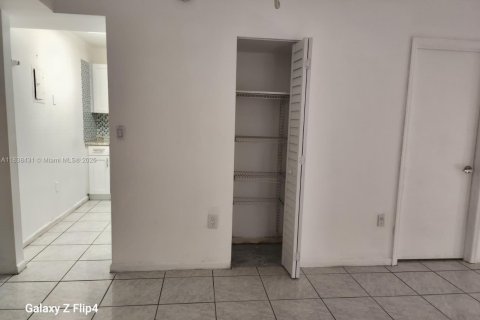 Condo in Miami, Florida, 2 bedrooms  № 1946864 - photo 11