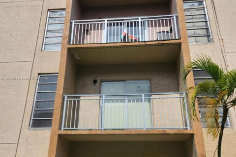 Condo in Miami, Florida, 2 bedrooms  № 1946864 - photo 1
