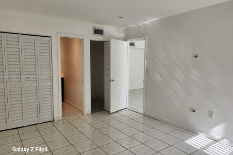 Condo in Miami, Florida, 2 bedrooms  № 1946864 - photo 9